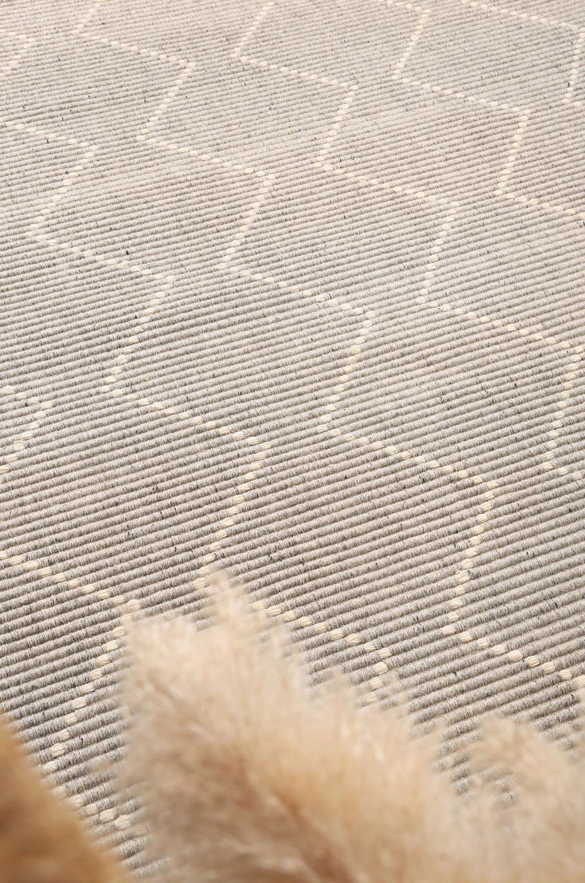 Cora Diamond Tassel Grey Wool Rug - The Rugs