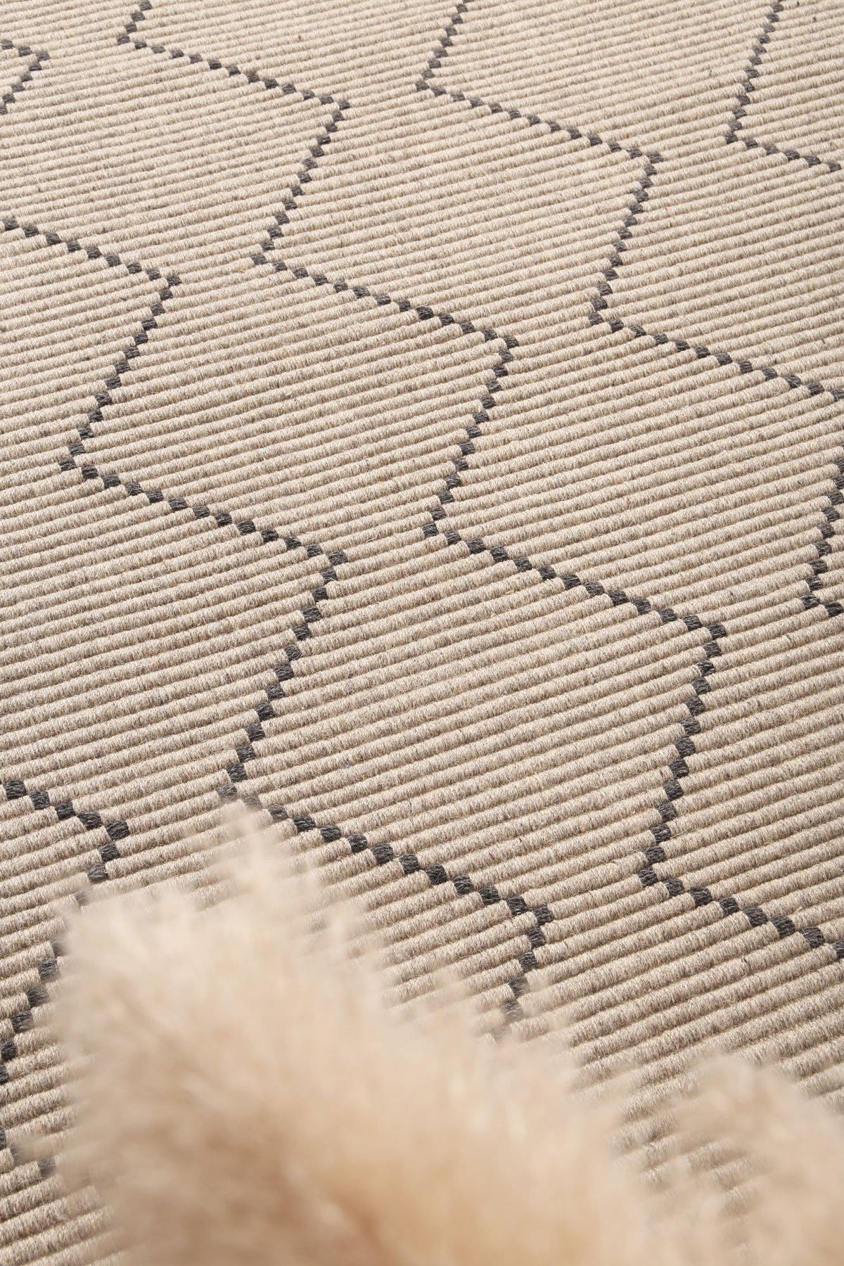 Cora Diamond Tassel Ash Wool Rug - The Rugs